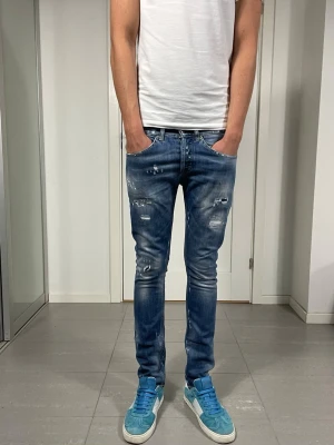Dondup George Jeans  - Säljer nu dessa Dondup George jeans med snygga slitningar i populär design, mått: ca 37 o 101 cm. skriv för fler bilder/frågor🙌🏼