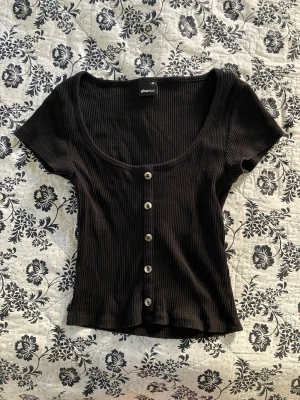 Croptop  - Tvättråden är bortklippta bara så man vet. Knapparna får inte att öppna, de är bara en dekoration. Kan ta bilder på 💕