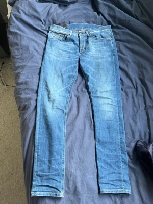 Dondup George  - Tjena ett par snygga ljusblåa Dondup perfekt till dig som vill ha ett par somriga jeans, själv är detta mina favo men jag råkade köpa för litet storlek därför säljer jag dessa nu extremt billigt med tanke på det sjukt bra skicket, har använt dessa max 10 gånger!  Hör av dig vid frågor!! Mvh John :):)