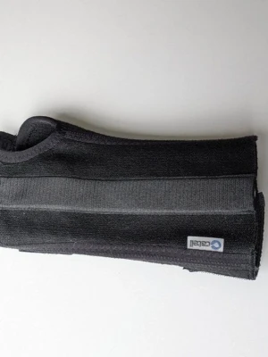 Catell Handledsstöd Base Max Stabil Storlek XL - - Storlek XL .  - För höger hand .  - Sparsamt använd så i jättefint skick.  - Man kan syna lite användning i de luddigare kardborrebanden.  -Zooma in bilder för att se skicket större bilder kan skickas.
