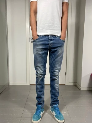 Dondup Jeans - Säljer nu dessa Dondup Jeans, mått: ca 40 o 108 cm. skriv för fler bilder/frågor🙌🏼