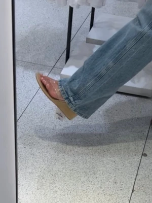Beige kilklackade sandaler med transparent rem - Säljer ett par trendiga sandaler med beige kilklack och transparent rem över foten från Zara. Perfekta för dig som gillar en stilren look med lite höjd. Passar snyggt till jeans eller klänning och ger en modern vibe.