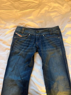 Blå jeans från Diesel  - Lågmidjade jeans från diesel 