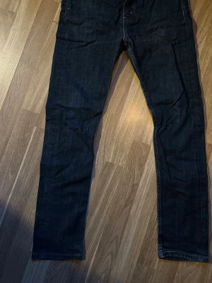 Levis 510  - Snygga 510 i storlek 32/32. Längd 99 cm och midjan 39 cm . Riktigt bra skick säljer för 250 kr🤝
