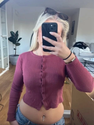 Vinröd kofta/topp i storlek XS/S - Vinröd kofta/topp i storlek xs/s från urban outfitters. Mycket bra skick!