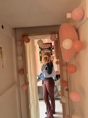Ljusblå axelväska med rosett - Superfin ljusblå handväska i slät syntet med justerbaraxelrem. Väskan har en söt rosett och en stjärnberlock som detalj. Perfekt för att lyfta din outfit med en gullig touch. Enkel, stilren form och dragkedja upptill. Den är lite smutsig på insidan av axelremmen men det syns inte! 🤗