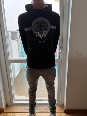Hoodie - Riktigt fet hoodie med snyggt tryck på magen. Storlek M. Bara att skriva vid frågor eller funderingar📦👍