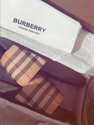 Burberry sandaler - Snygga sandaler från Burberry. Storlek 38 passar även 39 helt nya oanvända fick dom i födelsedagspresent köpta från miinto. Kommer i originalkartong med dustbag. Ord pris 3580