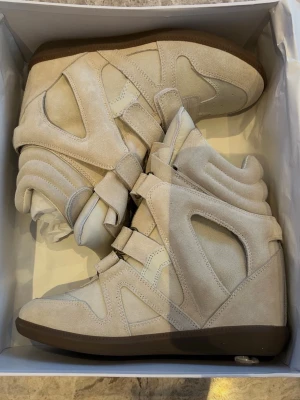 Isabel Marant sneakers - Superfräscha beiga beckett sneakers i nyskick, storlek 39