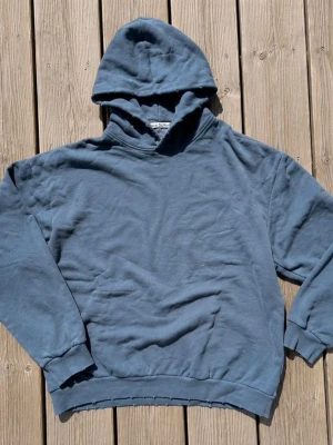 Acne Studios hoodie - Hej, säljer en mörkblå acne Studios hoodie. Den är lite oversized och är i storlek M. Köpte den för ett tag sen från acne Studios, kvitto finns. Hör av dig vid frågor eller intresse!