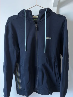 Hugo boss zip hoodie  - Hugo boss zip hoodie som använts 1 gång, köpt på illum i Köpenhamn 