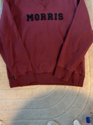 Morris Sweatshirt - Säljer nu denna vinröda Morris tröjan då den inte kommer till användning. Tröjan är i helt okej skick och inte stora deffekter men ändå tecken på användning. Hör av er vid minsta lilla fundering eller för fler bilder! 