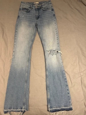 Gina Tricot Jeans  - Säljer dessa jeans från Gina Tricot i storlek 34. Skriv för frågor eller funderingar 💖
