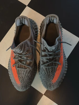 Adidas Yeezy Boost 350 V2 Beluga - Yeezy 350. Kvitto finns/orderbekräftelse. Boxen följer med. Frågor i dm!