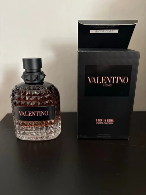 Valentino Uomo Born In Roma Coral Fantasy EDT 100 ml – Herrparfym - Valentino Uomo Born In Roma Coral Fantasy EDT 100 ml – Herrparfym  Säljer en mycket uppskattad herrparfym från Valentino – Born In Roma Coral Fantasy Eau de Toilette i 100 ml-flaska. En modern och maskulin doft med friska och söta toner som passar perfekt både till vardag och kväll.
