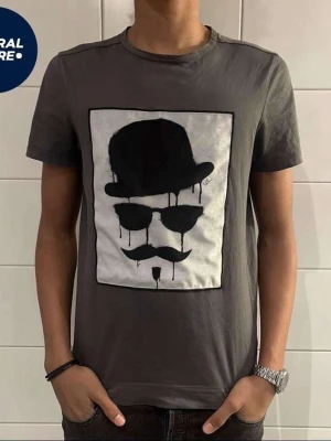 Limitato t-shirt - Hej! Säljer denna riktigt snygga Limitato t-shirt, skriv gärna vid intresse eller funderingar! Modellen är ca 183 cm på denna bild. 