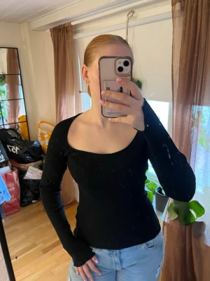 Stickad blus  - Stickad fin blus från H&M. Med slits i armarna. Aldrig använd 