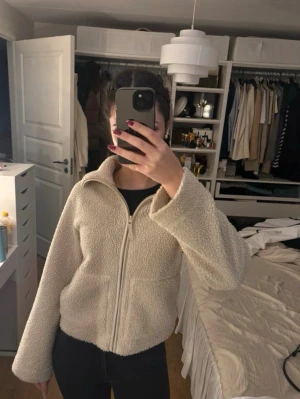 Beige teddyjacka med dragkedja - Säljer en supermjuk beige teddyjacka med hög krage och dragkedja framtill. Kan gå ner i pris💗