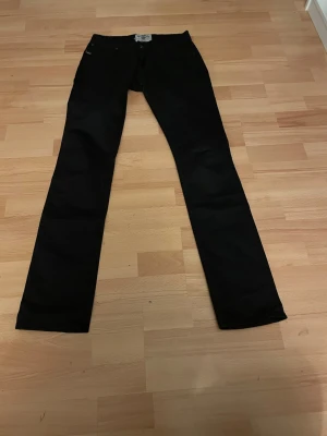Tiger of sweden jeans - Säljer ett par svarta jeans med rak passform. Klassisk femficksmodell och normal midja. Jeansen har en enkel och stilren look som passar till det mesta. Materialet ser ut att vara bomullsdenim med lite stretch.w28 L34