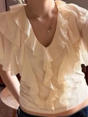 Krämvit blus - Super fin blus från kapphal i storlek xs🥰🥰 Endast använd 1 gång så precis som ny!! Hör av er kring frågor eller funderingar💕 Pris kan även gå att diskutera💓💓