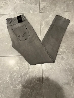 Replay jeans - Säljer ett par Replay jeans i grå färg. Tillverkade i stretchigt material för extra komfort. Perfekta för en trendig och avslappnad stil. Storleken är i W29.