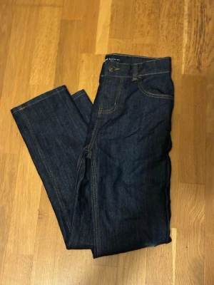 Mörkblå raka jeans straight fit - Säljer ett par mörkblå jeans med raka ben och kontrastsömmar. Klassisk femficksmodell i straight fit, tillverkade i denim. Passar dig som gillar enkel och tidlös stil.