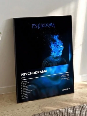 PSYCHODRAMA poster med blå eld - Poster med motiv från Dave's album PSYCHODRAMA. Svart bakgrund, blå eld som huvud och låtlista tryckt i vitt. Modern och stilren design, tryckt på papper. Perfekt för musikälskare och dig som gillar coola väggdekorationer.