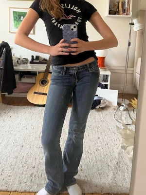 Blå bootcut jeans från Abercrombie & Fitch - Säljer ett par supersnygga vintage low waisted bootcut jeans som tyvärr har blivit försmå för mig!💝