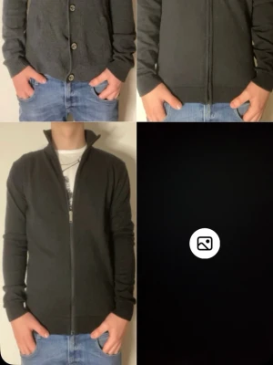 3 feta tröjor - Säljer en stilren mörkgrå ziptröja med hög krage och dragkedja framtill. Tröjan har långa ärmar, ribbade muddar och en enkel, clean look som passar till jeans. Perfekt för dig som gillar minimalistisk stil.