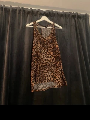 Leopard linne - Ett fint leopard linne, använd få gånger i gott skick. Väldigt fint till sommaren.