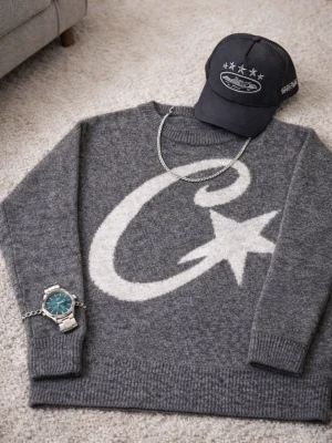 CORTIEZ + KEPS - Stickad Cortez tröja med keps, i size S och heeeelt ny. Finns i svart 🖤 grå 🩶 färger kolla min bio!                    ⚠️för att få den för 499 + keps, skriv hill mig  (123)⚠️