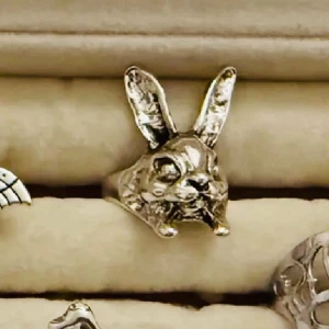 Guldfärgad ring med kaninform - Unik ring i silverfärgad formad som ett kaninhuvud med långa öron. Perfekt statement piece för dig som gillar djur och vill sticka ut med din stil. Ringen har en cool och lekfull design som drar blickarna till sig.