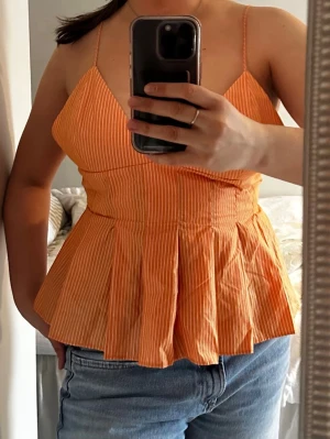 Orange zara topp med smala axelband - Somrig topp från zara. Färgen är inte lika stark i verkligheten 