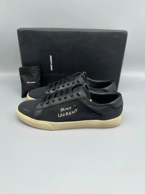 Saint Laurent SL/06 | 41.5 - • The shoes have been worn 1-3 times and are in like-new condition  • Size: 41.5 (fits 42-42.5)  • Color: Black  • Retail price: 7200 SEK / 650€  • Box & extra laces included