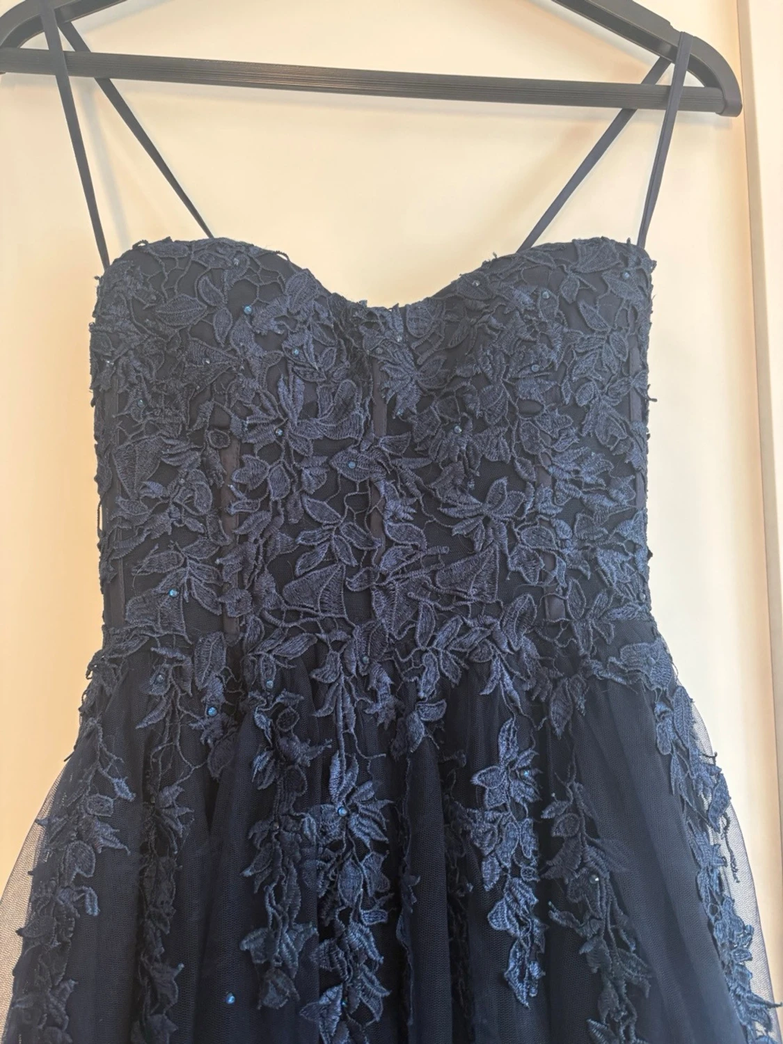 Marinblå långklänning med spetsdetaljer - 2