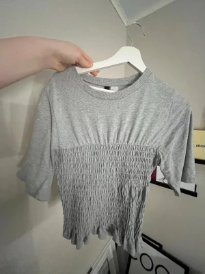 Grå ribbad topp från Cubus - Säljer en grå top med smock, jätte gullig!!💕 