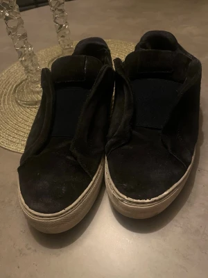 Axel arigatos skor!sunk! - Köpte dom för ungefär ett år sen nu är dom lite för små och börjar inte passa mig så tänker att de är bäst för Mig att ta och sälja dom. Dom är lite söndriga här och där och så är de ett litet litet hål på dom längst fram 