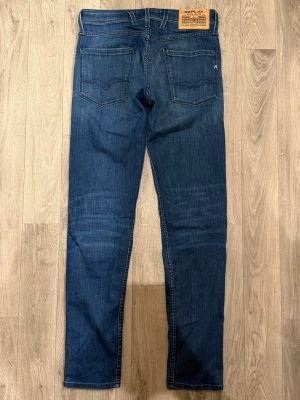 Replay Anbass Jeans Mörkblå W29/L32 - Slim Fit - Mycket fint skick, knappt använda. Storlek W29/L32. Mått - Midja: 39cm, Ytterbenslängd: 103,5cm, Benöppning: 15cm. Modellen är 185cm & 65kg. Hör av dig vid funderingar!🤝