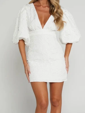 Vit kort klänning med puffärmar - Vit klänning perfekt till studenten