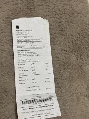 Air poods PRO 3 - Säljer ett par Apple AirPods Pro 3 i mycket bra skick. Hörlurarna fungerar perfekt och kommer med originalförpackning, laddningscase och kvitto från Apple Store Regent Street i London.  Detaljer: 	•	Modell: AirPods Pro 3 	•	Skick: Mycket bra / nästan nya 	•	Originalbox och tillbehör ingår 	•	Kvitto finns (köpta 13 oktober 2025) 	•	MagSafe-laddningscase 	•	Aktiv brusreducering (ANC) 	•	Transparent läge 	•	Upp till ca 8 timmars batteri med ANC  ￼  Funktioner: 	•	Mycket bra ljudkvalitet och förbätt