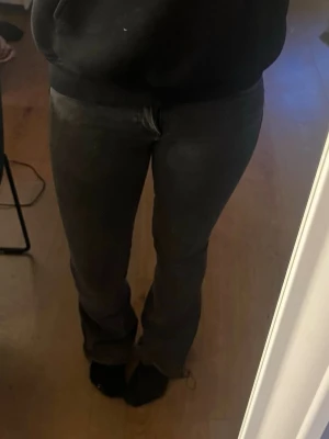 Jeans - Säljer dessa jättesnygga jeans då de tyvärr inte kommer till användning! De är i stl xxs short, jag är 155cm som referens♥️ skriv bara vid fler frågor!