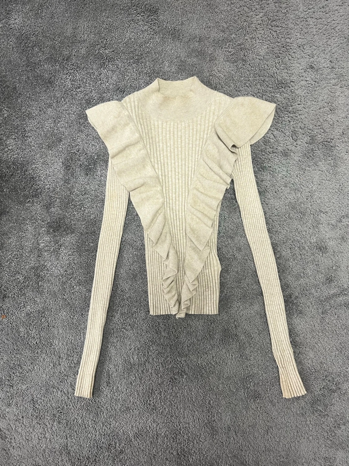 Beige ribbad stickad topp med volanger - 2
