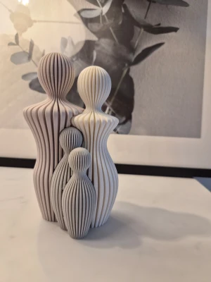 Familj på fyra personer - Fin modell av mamma, pappa och två barn.  Figurinen är ca 20cm hög.