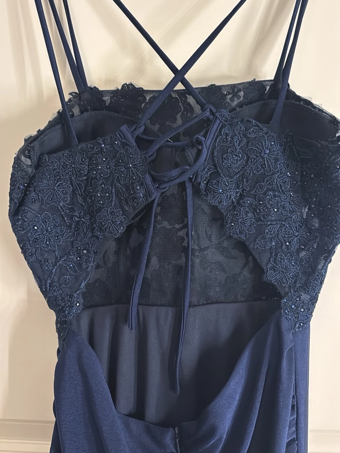 Mörkblå lång klänning med spetsdetaljer - 3