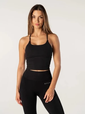 Svart crop top från Relode - Snygg svart crop top från Relode med tunna axelband och tight passform. Toppen har en stilren design med logga på ryggen och är tillverkad i ett stretchigt material som passar perfekt för träning eller gym. Enkel och sportig look.