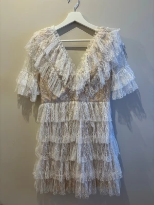 By Malina klänning - Vit klänning med spets från By Malina, använd en gång men finns inga tecken på användning. Storlek M🤍 pris går att diskutera vid snabb affär! 