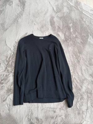 Svart basic tröja med rund hals - Snygg svart merino  tröja från Lindbergh perfekt nu till våren 