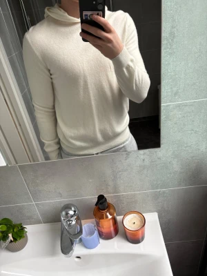 Vit hoodie i mjukt material från Oscar Jacobson. Detta är Merinoull - Säljer en stilren vit hoodie med huva och långa ärmar. Hoodien är tillverkad i ett mjukt och stretchigt material som sitter skönt på kroppen. Perfekt för dig som gillar en clean och enkel look. Passar till det mesta och är lätt att matcha. Vill ni ha mer bilder bara hör av er.