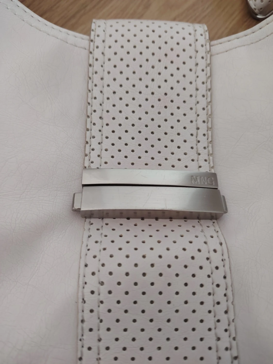 Vit handväska  från Mango med metallspänne - 2