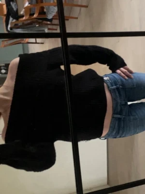 Svart off the shoulder tröja  - Stickad svart off the shoulder tröja från JDY zalando. Säljs inte längre😊lägg gärna prisbud 💞